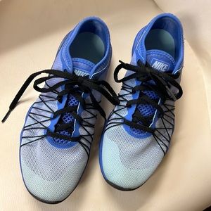 Ladies Nike shoes size 6, good condition. No box